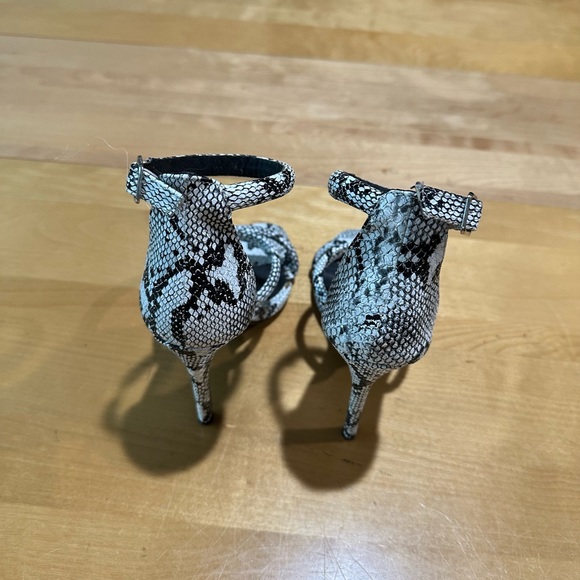 Missguided Snakeskin Strappy Heels Size 6.5 - Picture 5 of 11